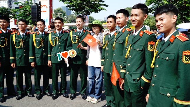 Du khách yêu thích, chấm điểm dàn &apos;lính mẫu&apos; ở đại lễ 30/4 ảnh 10