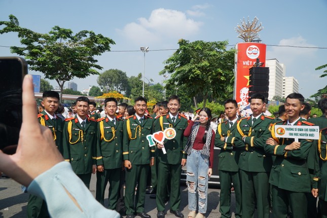 Du khách yêu thích, chấm điểm dàn &apos;lính mẫu&apos; ở đại lễ 30/4 ảnh 9