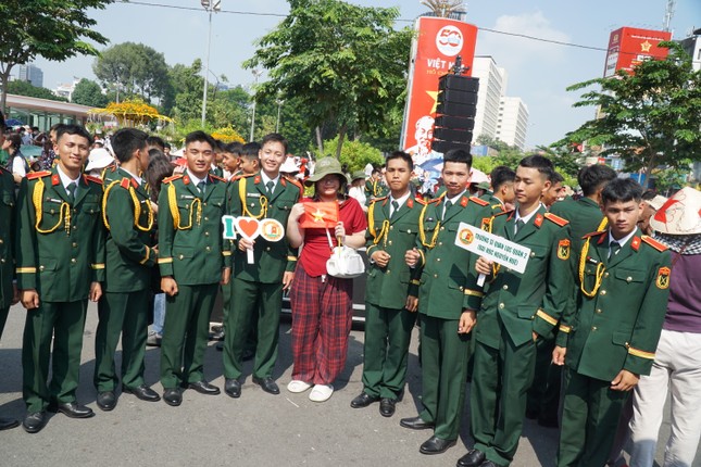 Du khách yêu thích, chấm điểm dàn &apos;lính mẫu&apos; ở đại lễ 30/4 ảnh 8