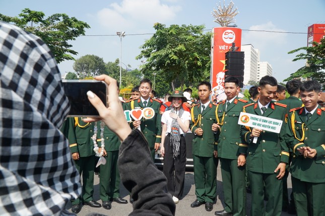 Du khách yêu thích, chấm điểm dàn &apos;lính mẫu&apos; ở đại lễ 30/4 ảnh 7