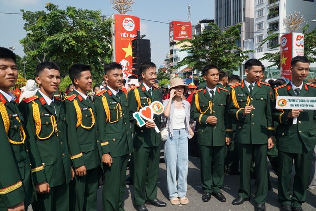 Du khách yêu thích, chấm điểm dàn &apos;lính mẫu&apos; ở đại lễ 30/4 ảnh 6