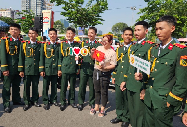 Du khách yêu thích, chấm điểm dàn &apos;lính mẫu&apos; ở đại lễ 30/4 ảnh 14