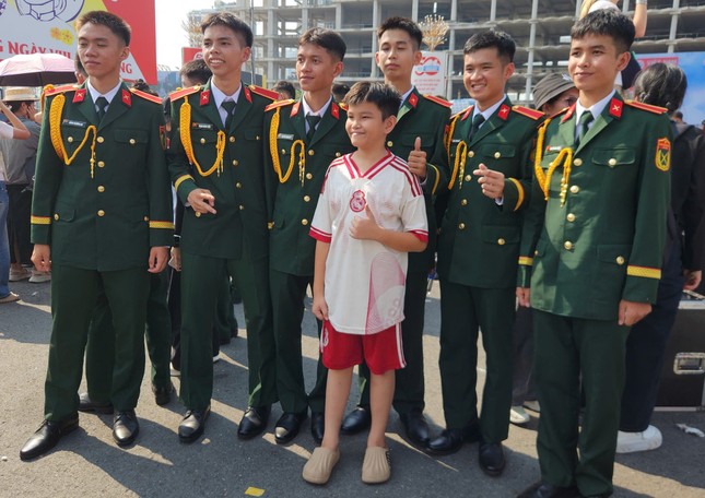 Du khách yêu thích, chấm điểm dàn &apos;lính mẫu&apos; ở đại lễ 30/4 ảnh 5