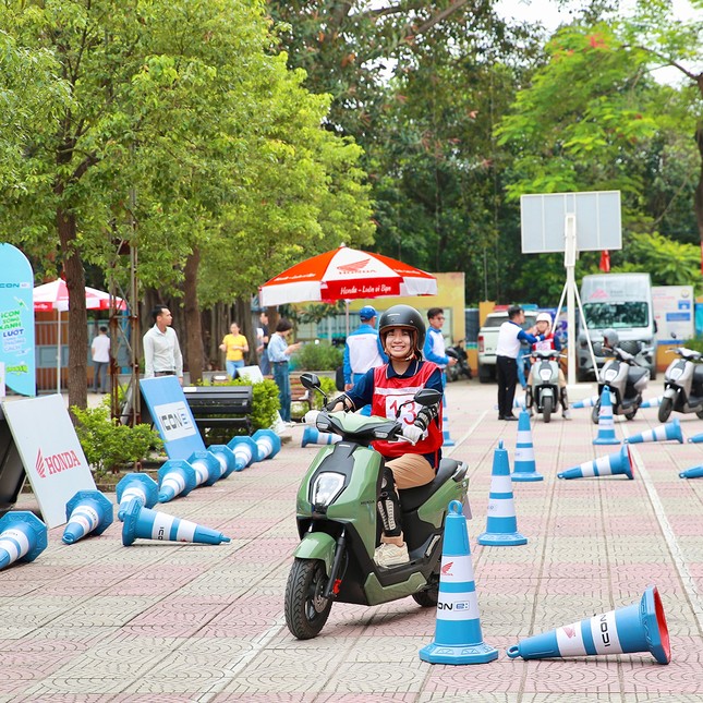 Honda Việt Nam bồi dưỡng kiến thức, kỹ năng lái xe an toàn cho học sinh THPT, cơ sở giáo dục ảnh 3