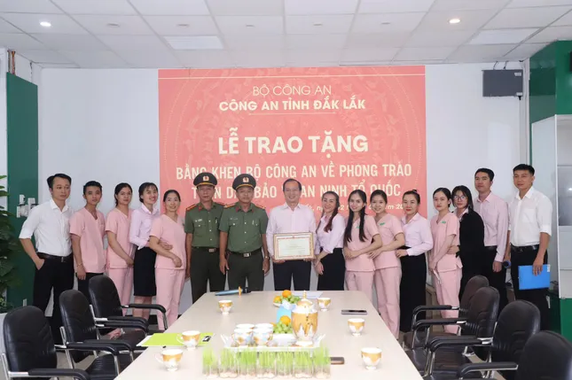 Bệnh viện Mắt Tây Nguyên nhận Bằng khen của Bộ Công an ảnh 2