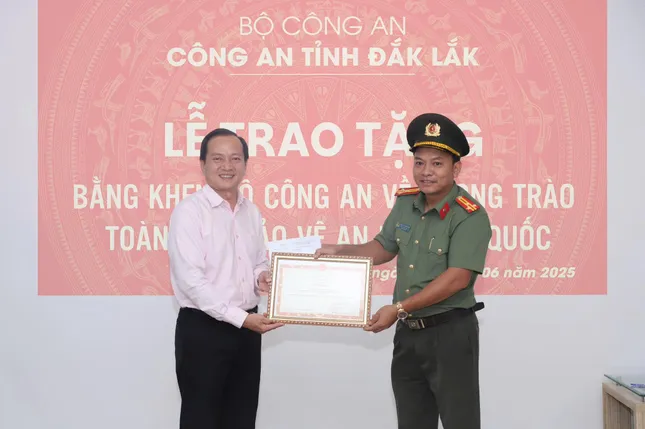 Bệnh viện Mắt Tây Nguyên nhận Bằng khen của Bộ Công an ảnh 1