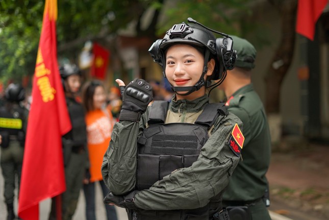 Lê Hà Anh - ‘Bông hồng thép’ của Học viện Cảnh sát Nhân dân dẫn đầu khối Nữ Chiến sĩ Cảnh sát đặc nhiệm sáng 7/5 ảnh 2