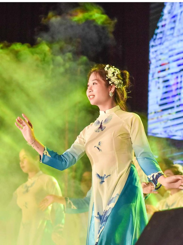 Nữ đảng viên sinh viên yêu mãnh liệt các hoạt động đoàn thể và múa ảnh 4