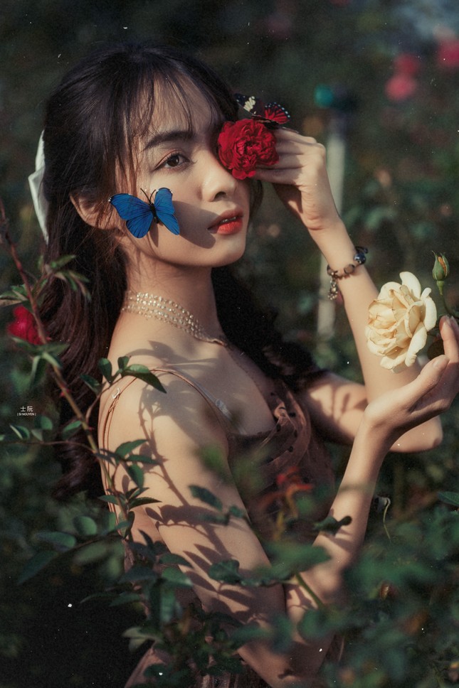Nữ sinh Bách khoa hóa công chúa mơ màng giữa rừng hoa ảnh 6