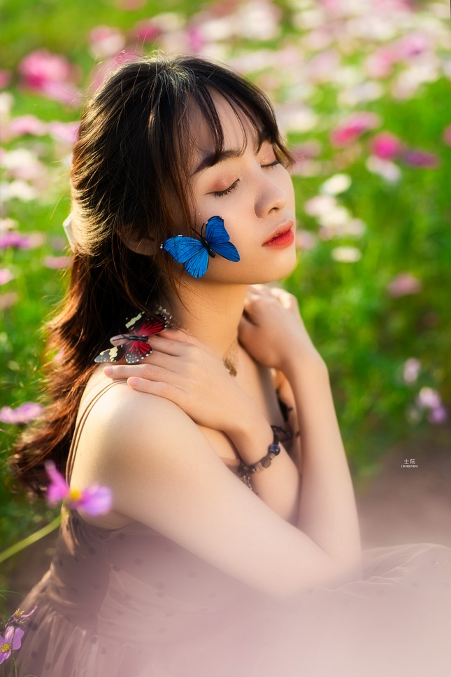 Nữ sinh Bách khoa hóa công chúa mơ màng giữa rừng hoa ảnh 5