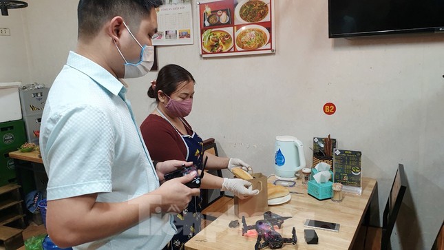 Đưa đồ ăn bằng máy bay độc lạ trong mùa dịch ở Hà Nội ảnh 3