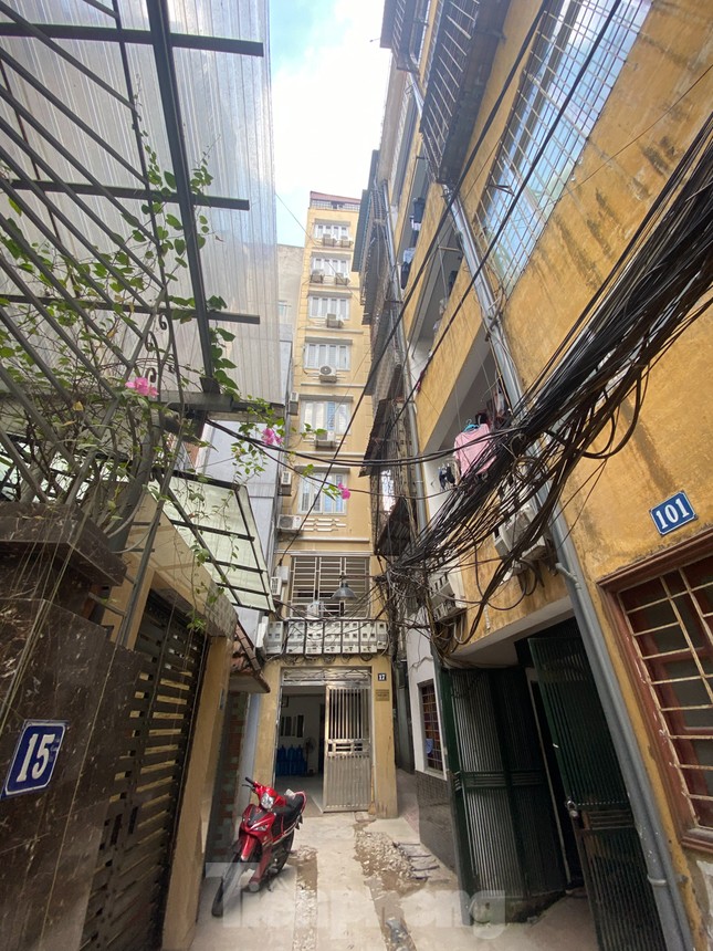 Ngột ngạt các khu chung cư mini ở ngõ nhỏ Hà Nội giữa cái nắng 'đổ lửa' ảnh 2