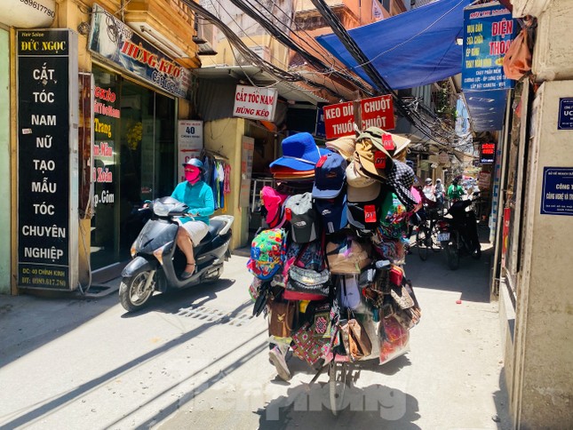 Ngột ngạt các khu chung cư mini ở ngõ nhỏ Hà Nội giữa cái nắng 'đổ lửa' ảnh 9