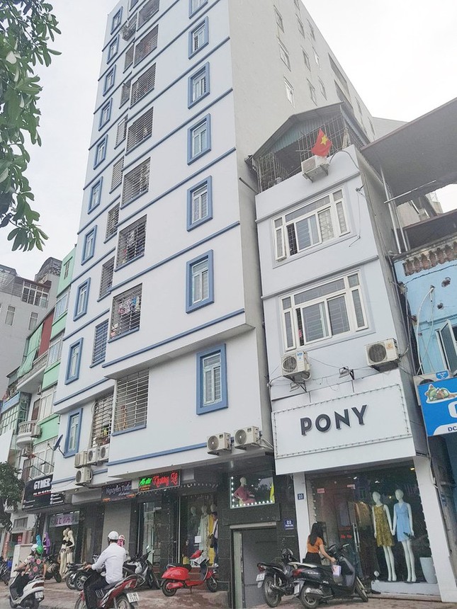 Ngột ngạt các khu chung cư mini ở ngõ nhỏ Hà Nội giữa cái nắng 'đổ lửa' ảnh 13