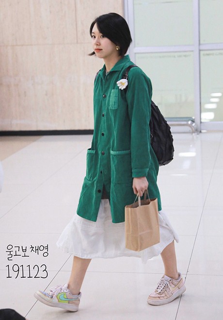 Diện đồ phá cách đến khó hiểu, Chaeyoung (TWICE) bị gọi là “kẻ khủng bố thời trang” ảnh 1