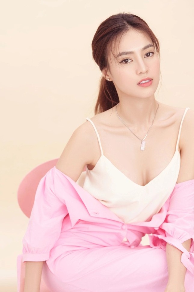 Làm việc từ thiện, Lan Ngọc vẫn bị săm soi “trừ điểm” vì bộ móng tay ảnh 1