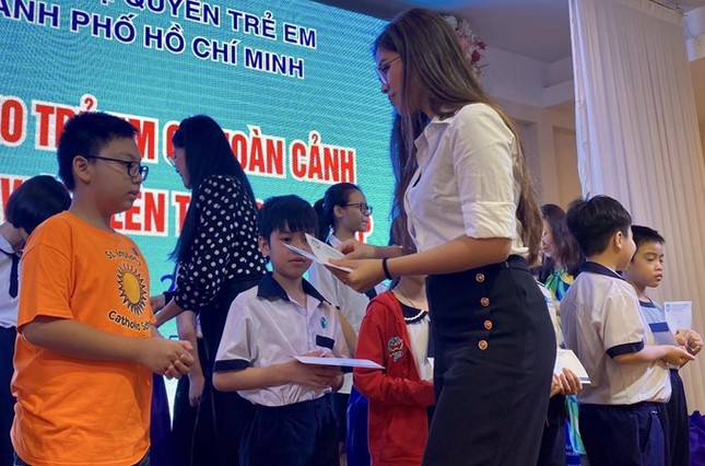 Không chỉ là “rich kid” mê hàng hiệu, Tiên Nguyễn còn tích cực làm từ thiện ảnh 1