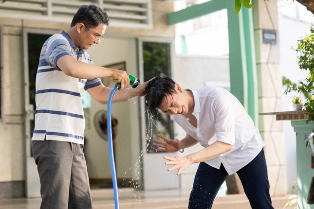 Sau hàng loạt ca khúc ngôn tình, Erik tái xuất với một bản nhạc đậm tình cha con ảnh 3