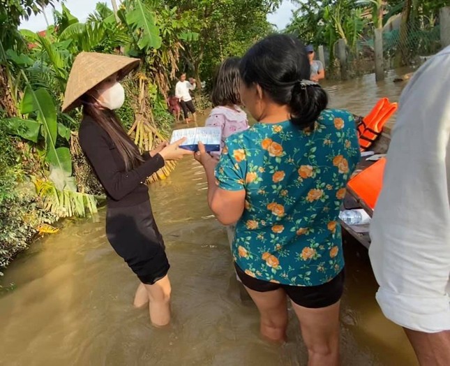 Bình luận về cách làm từ thiện sao cho đúng, Tuấn Hưng bị cho là đang nói kháy Thủy Tiên ảnh 11