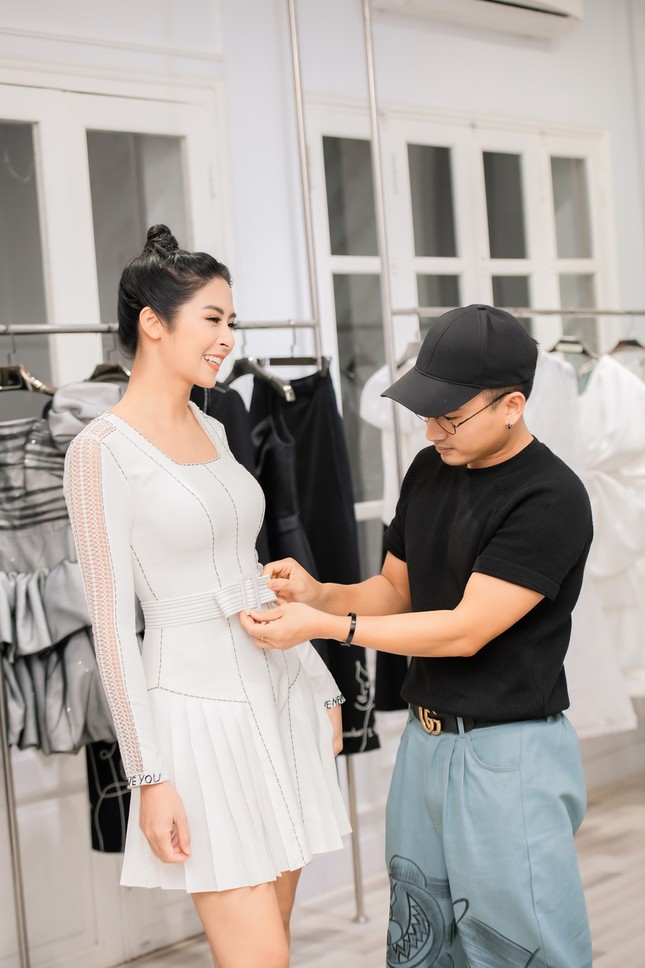 Ngọc Hân cùng Á hậu Trà My, Thanh Tú rủ nhau mua váy gây quỹ ủng hộ miền Trung ảnh 8