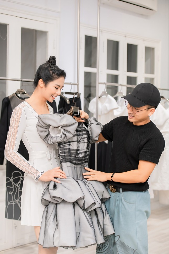 Ngọc Hân cùng Á hậu Trà My, Thanh Tú rủ nhau mua váy gây quỹ ủng hộ miền Trung ảnh 3