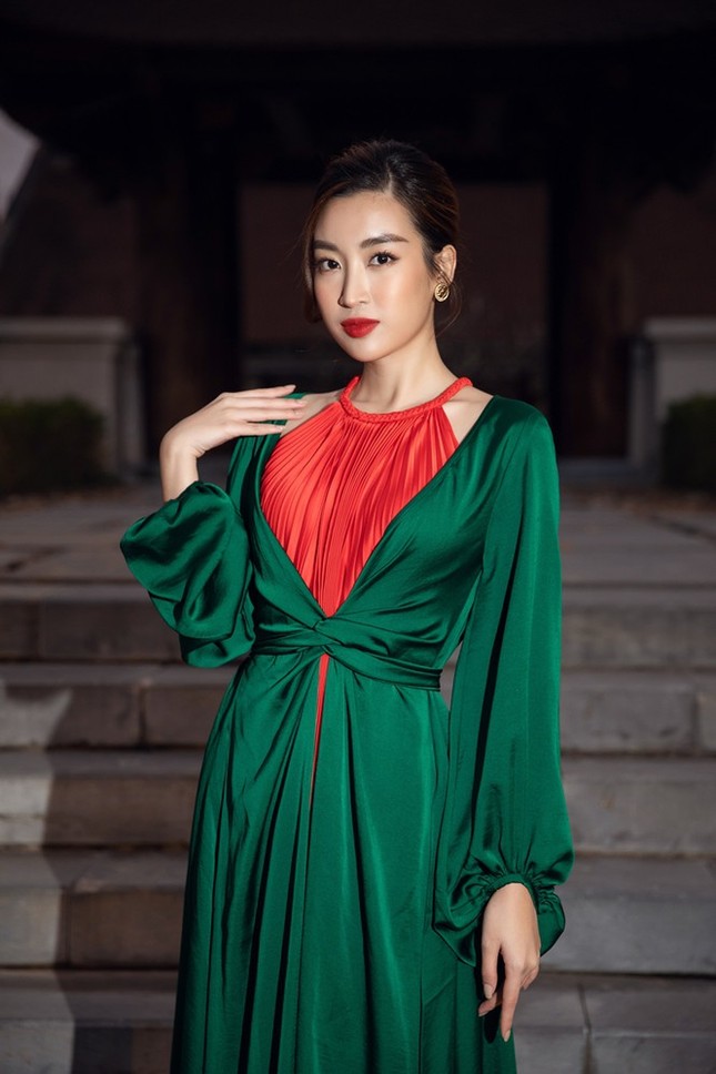 Dàn Hoa hậu, Á hậu xinh đẹp rạng ngời bất chấp trang phục mỏng manh giữa trời lạnh giá ảnh 2