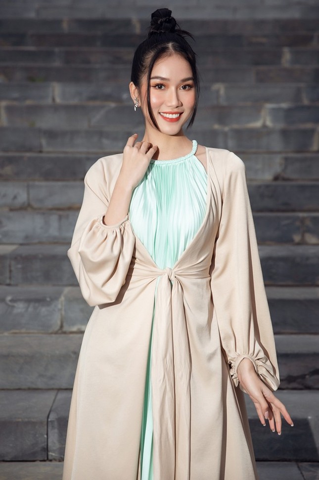 Dàn Hoa hậu, Á hậu xinh đẹp rạng ngời bất chấp trang phục mỏng manh giữa trời lạnh giá ảnh 3