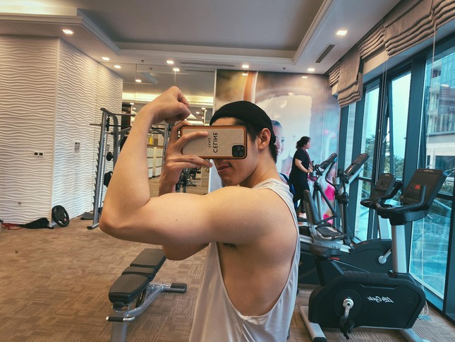 Vừa mới khoe cơ bắp cuồn cuộn, Noo Phước Thịnh đã bị soi ra chi tiết gây xấu hổ ảnh 4