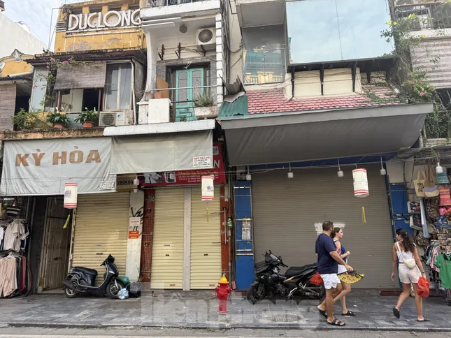 &apos;Đột nhập&apos; phố kinh doanh sầm uất bậc nhất Hà Nội đóng cửa bất thường ảnh 2