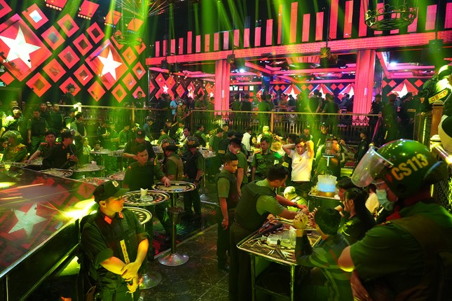 Hơn 300 cảnh sát đột kích quán bar Paris Night Club ở Bình Thuận ảnh 3