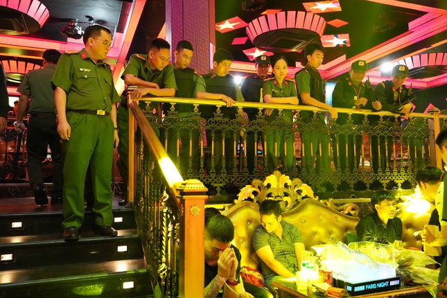 Hơn 300 cảnh sát đột kích quán bar Paris Night Club ở Bình Thuận ảnh 1