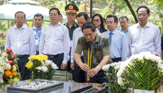 Thủ tướng Chính phủ Phạm Minh Chính viếng nghĩa trang Hàng Dương ảnh 2