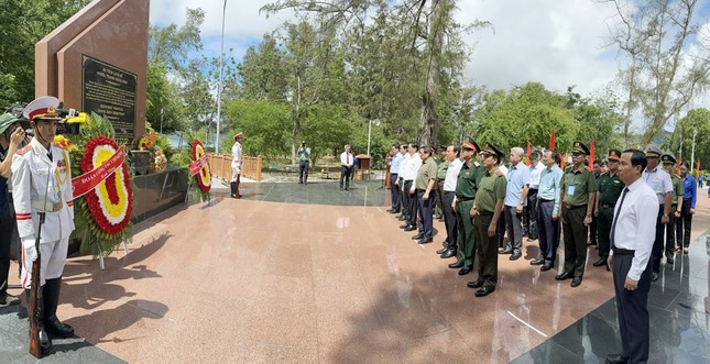 Thủ tướng Chính phủ Phạm Minh Chính viếng nghĩa trang Hàng Dương ảnh 1