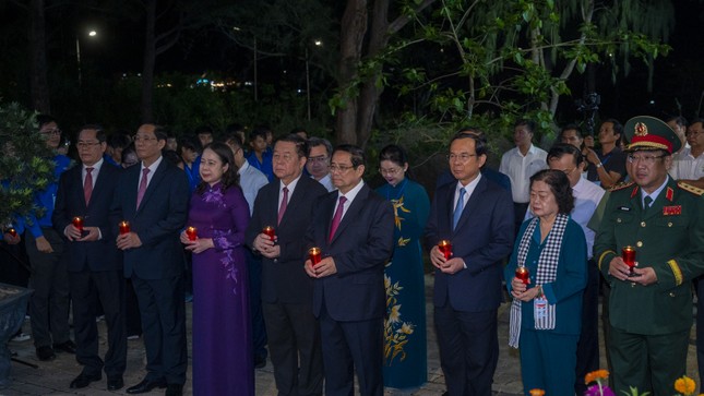 Thủ tướng Chính phủ Phạm Minh Chính thắp nến tri ân ở Côn Đảo ảnh 1