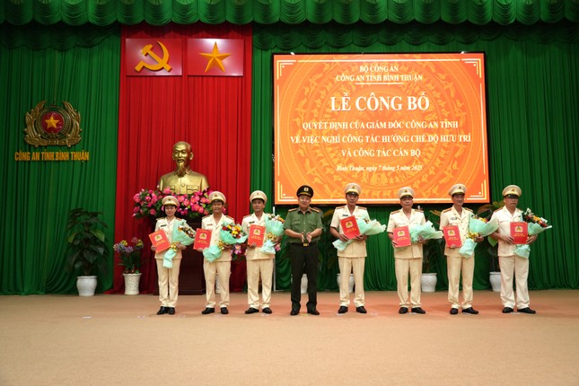 Hơn 30 lãnh đạo cấp phòng, đội của Công an tỉnh Bình Thuận nghỉ hưu trước tuổi ảnh 1