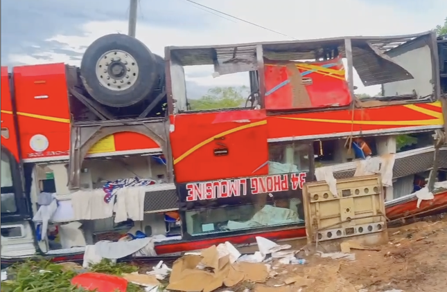 Xe khách giường nằm &apos;phơi bụng&apos; trên quốc lộ ảnh 3