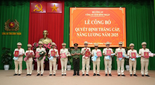 Gần 700 cán bộ Công an Bình Thuận được thăng cấp, nâng lương ảnh 1