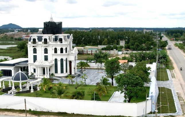 Huyện Tánh Linh nêu lý do chậm xử lý biệt phủ không phép của đại gia Bình Thuận ảnh 1