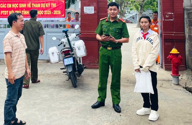 Công an xã dùng xe công vụ đưa thí sinh đi nhầm hơn 60 km về điểm thi ảnh 1