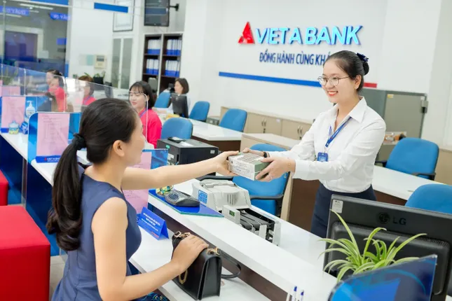 Cổ phiếu ngân hàng rục rịch 'chuyển nhà' ảnh 1