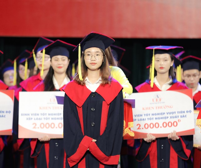 Tân cử nhân tốt nghiệp gần đạt điểm tuyệt đối, duy trì học bổng 100% suốt khóa học ảnh 1