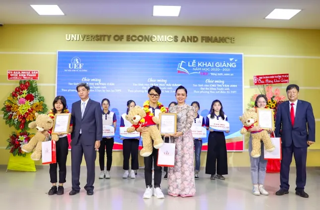 3 thủ khoa trường ĐH Kinh tế Tài chính TP. HCM nhận học bổng 100% ảnh 1