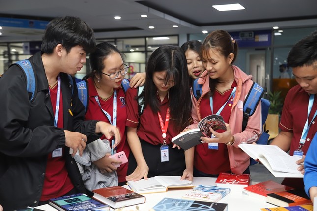 Kiều bào tặng sách cho sinh viên ảnh 1