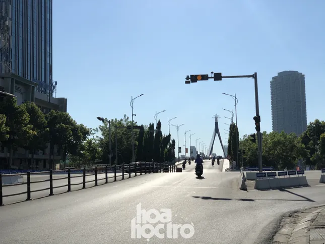 Bên trong Bệnh viện Đà Nẵng những ngày đầu tiên thực hiện biện pháp cách ly y tế ảnh 6