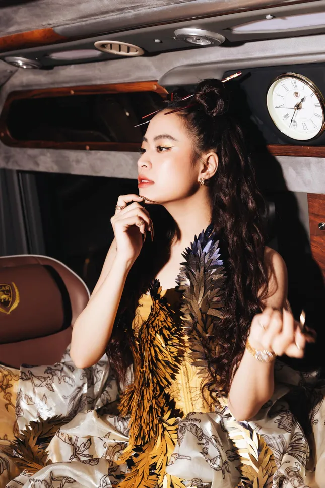 Hoàng Thùy Linh tỏa sáng khi diện trang phục lộng lẫy, lấy cảm hứng từ phượng hoàng ảnh 3