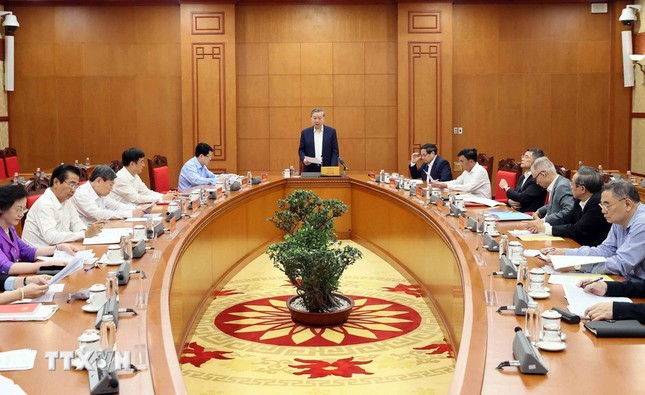 Tổng Bí thư: Xây dựng, hoàn thiện phương hướng công tác nhân sự Đại hội XIV đặc biệt quan trọng ảnh 1