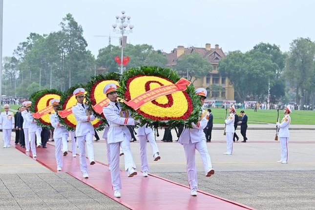 Lãnh đạo Đảng, Nhà nước viếng Chủ tịch Hồ Chí Minh và các Anh hùng liệt sĩ ảnh 1