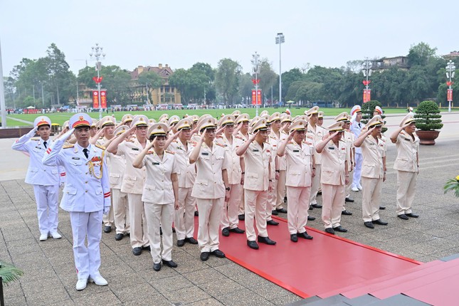 Lãnh đạo Đảng, Nhà nước viếng Chủ tịch Hồ Chí Minh và các Anh hùng liệt sĩ ảnh 6