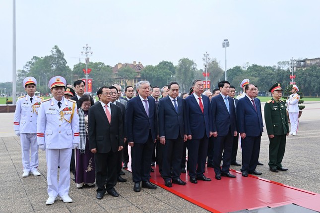 Lãnh đạo Đảng, Nhà nước viếng Chủ tịch Hồ Chí Minh và các Anh hùng liệt sĩ ảnh 2