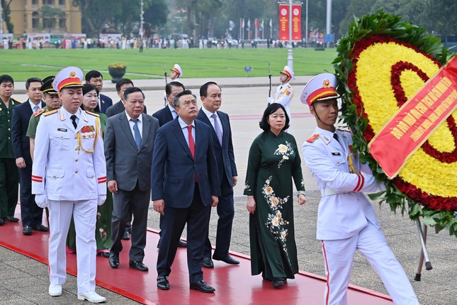 Lãnh đạo Đảng, Nhà nước viếng Chủ tịch Hồ Chí Minh và các Anh hùng liệt sĩ ảnh 7